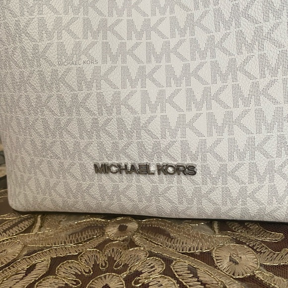 Michael Kors bucket - Picture 10 of 10
